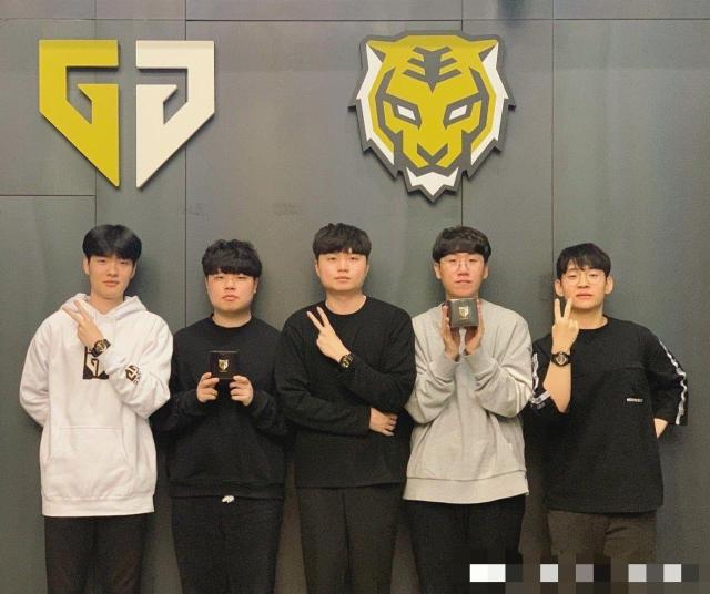 他不仅在场 他不仅在场